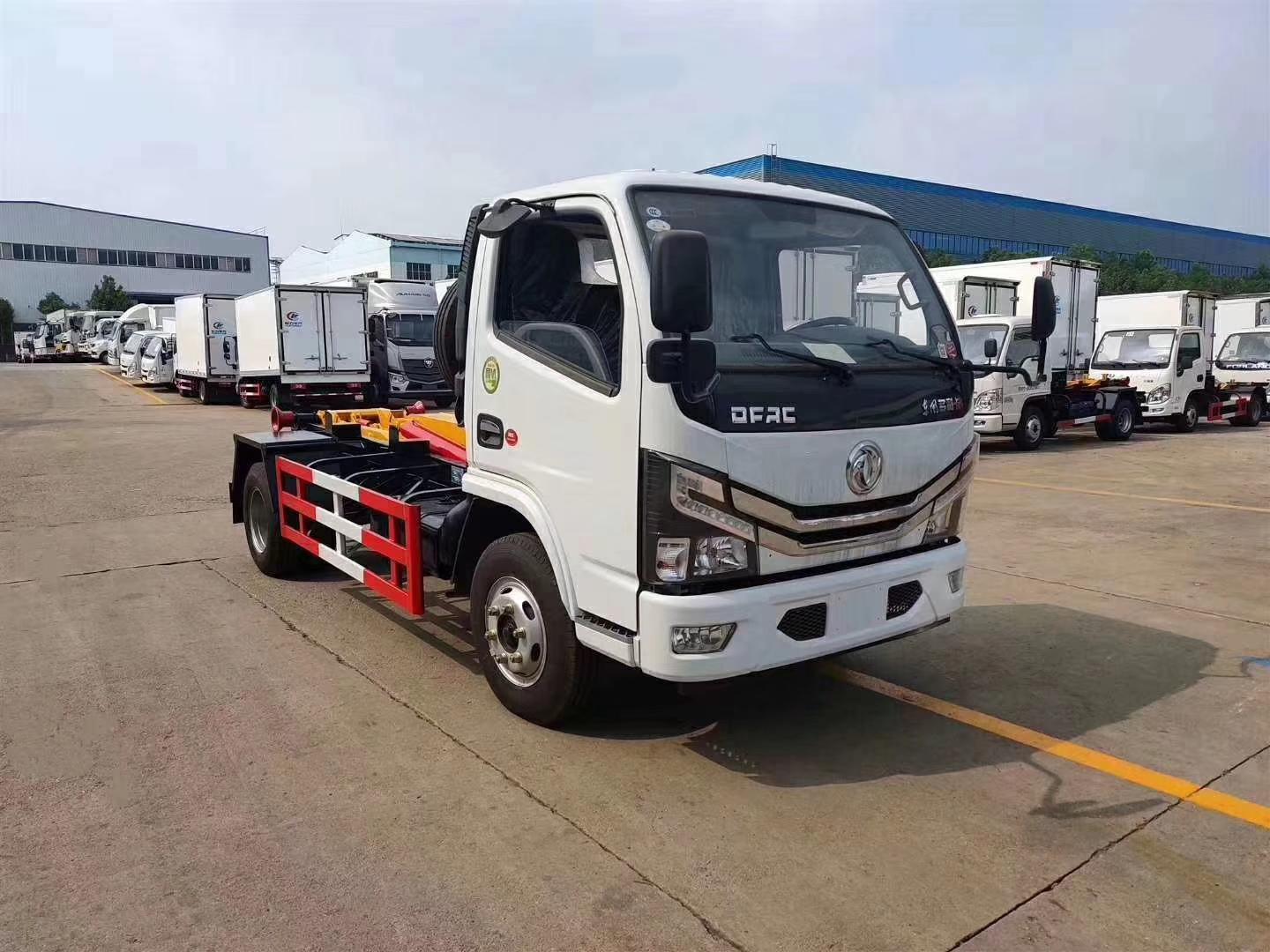 東風(fēng)小多利卡鉤臂垃圾車(chē)
