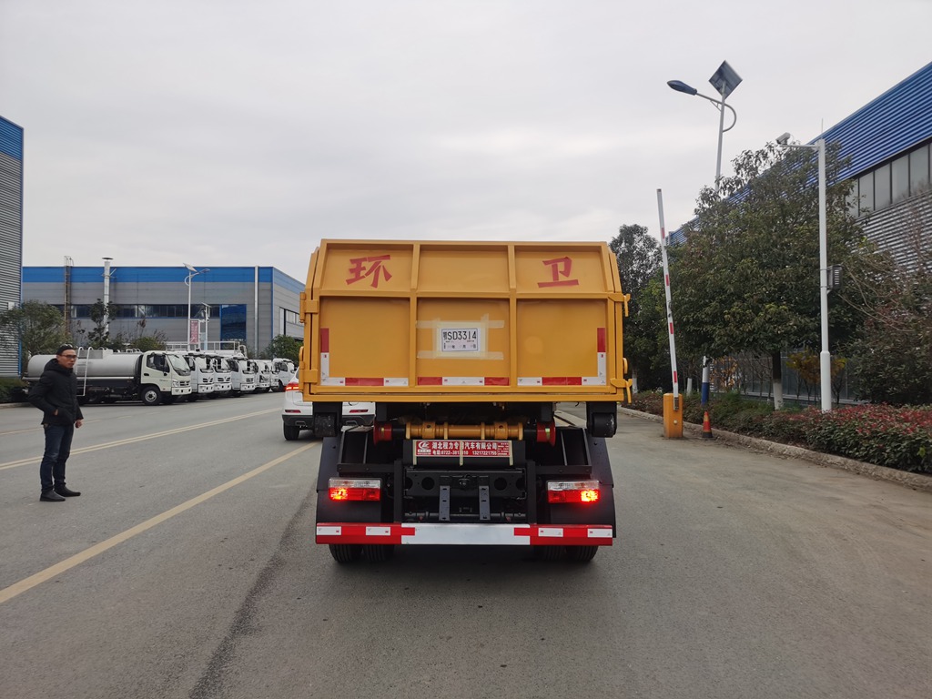 東風(fēng)小多利卡鉤臂垃圾車(chē)