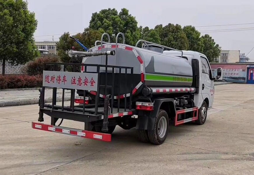 東風(fēng)涂逸3方藍牌綠化灑水車(chē)后方展示圖