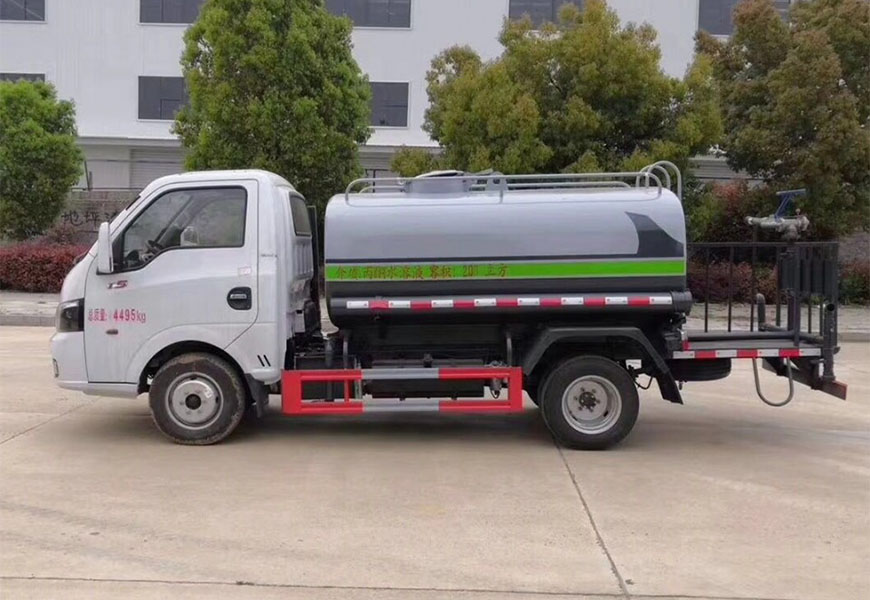 東風(fēng)涂逸3方藍牌綠化灑水車(chē)側方展示圖